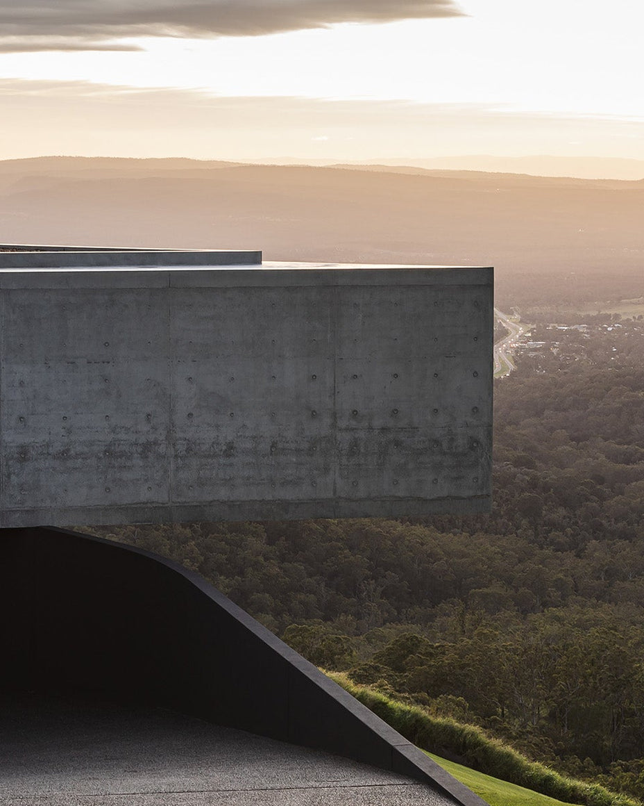 The Cliffhanger, a balance between fortress and retreat