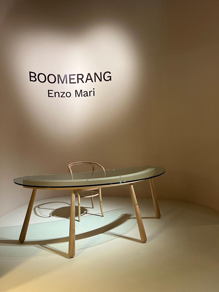 The re-edition of Enzo Mari's Boomerang desk by Gebrüder Thonet Vienna. Photo c/o Gebrüder Thonet Vienna.
