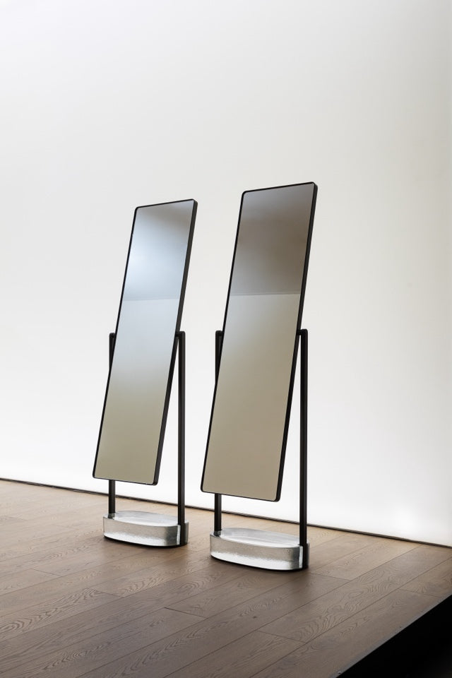 The Contro Peso mirror by Ronan Bouroullec for Glas Italia. Photo c/o Glas Italia.
