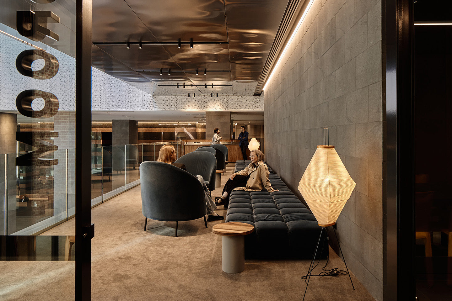 A series of anti-rooms provide places to gather before meetings, here with the Tufty-Time sofa by B&B Italia and the Jim armchairs by Arflex. Photography © Peter Bennetts c/o Hassell.
